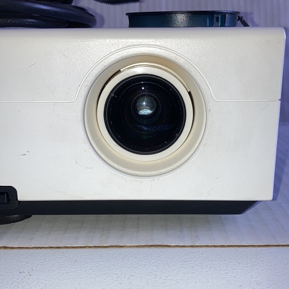 Optoma DLP projector EX532 (powers on- lamp light lit) as is - Picture 7 of 7